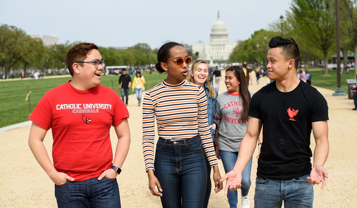 Students walking on the mall in Washington D.C.