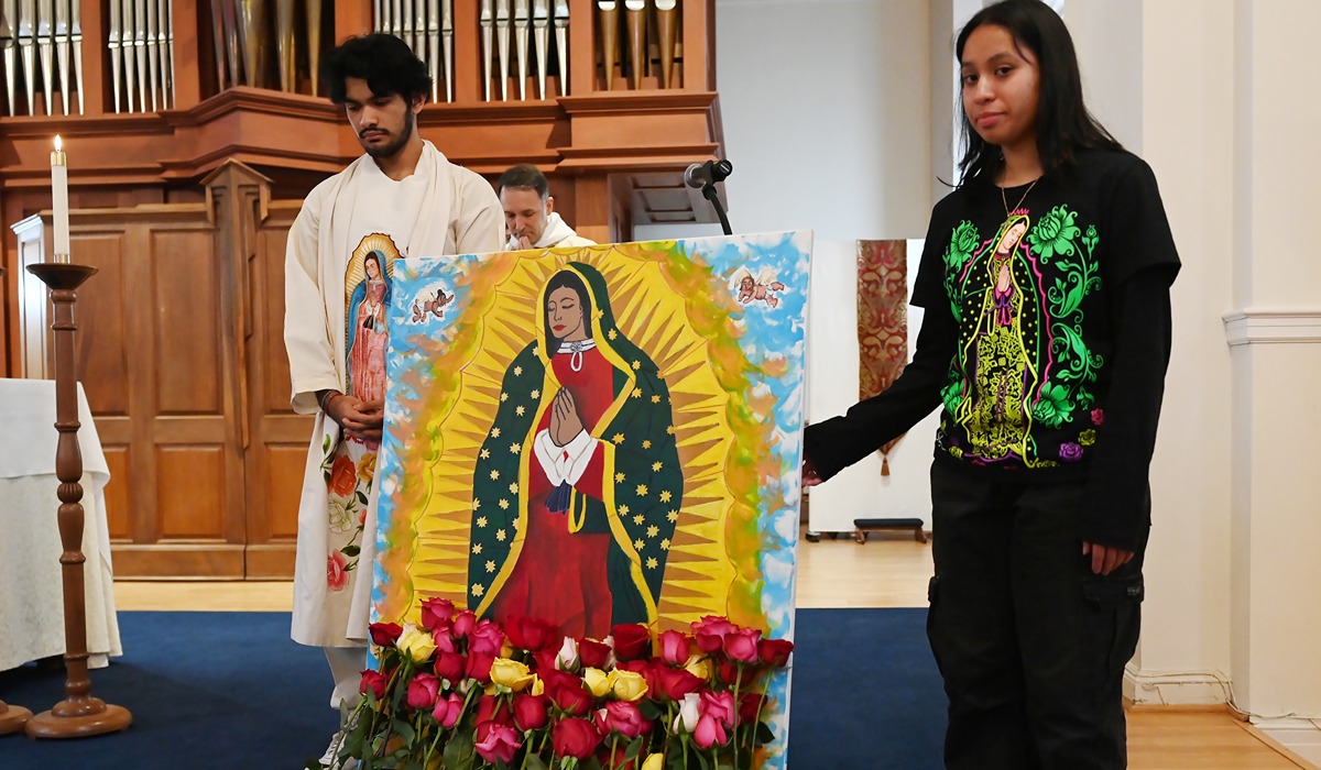 Students with the our lady portrait