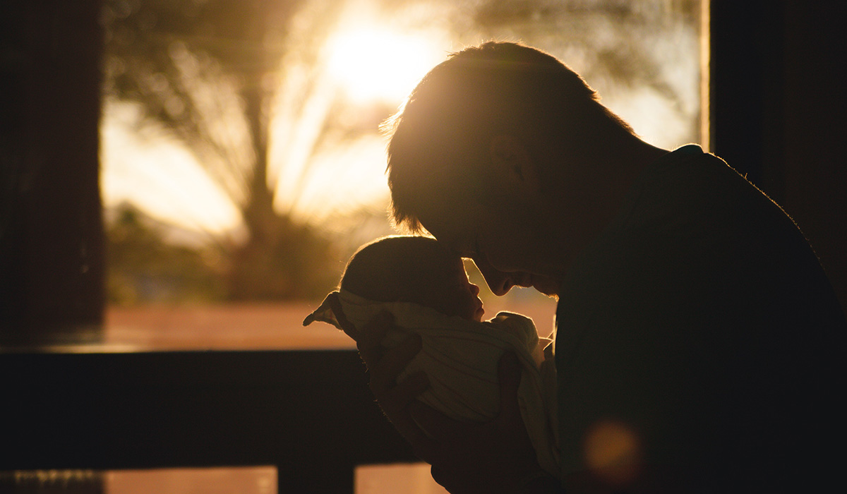 dad snuggling with baby