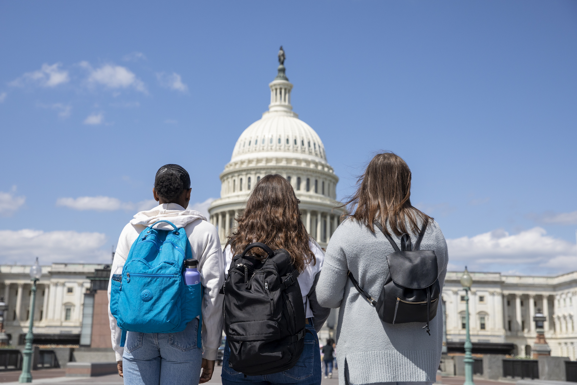 girls looking at the capitol building