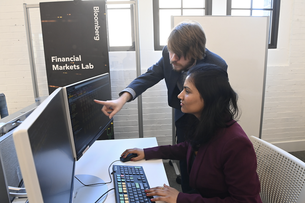 students on the computer in the financial markets lab