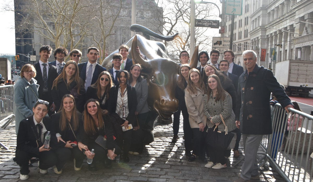 Students posing with the markets bull statue.