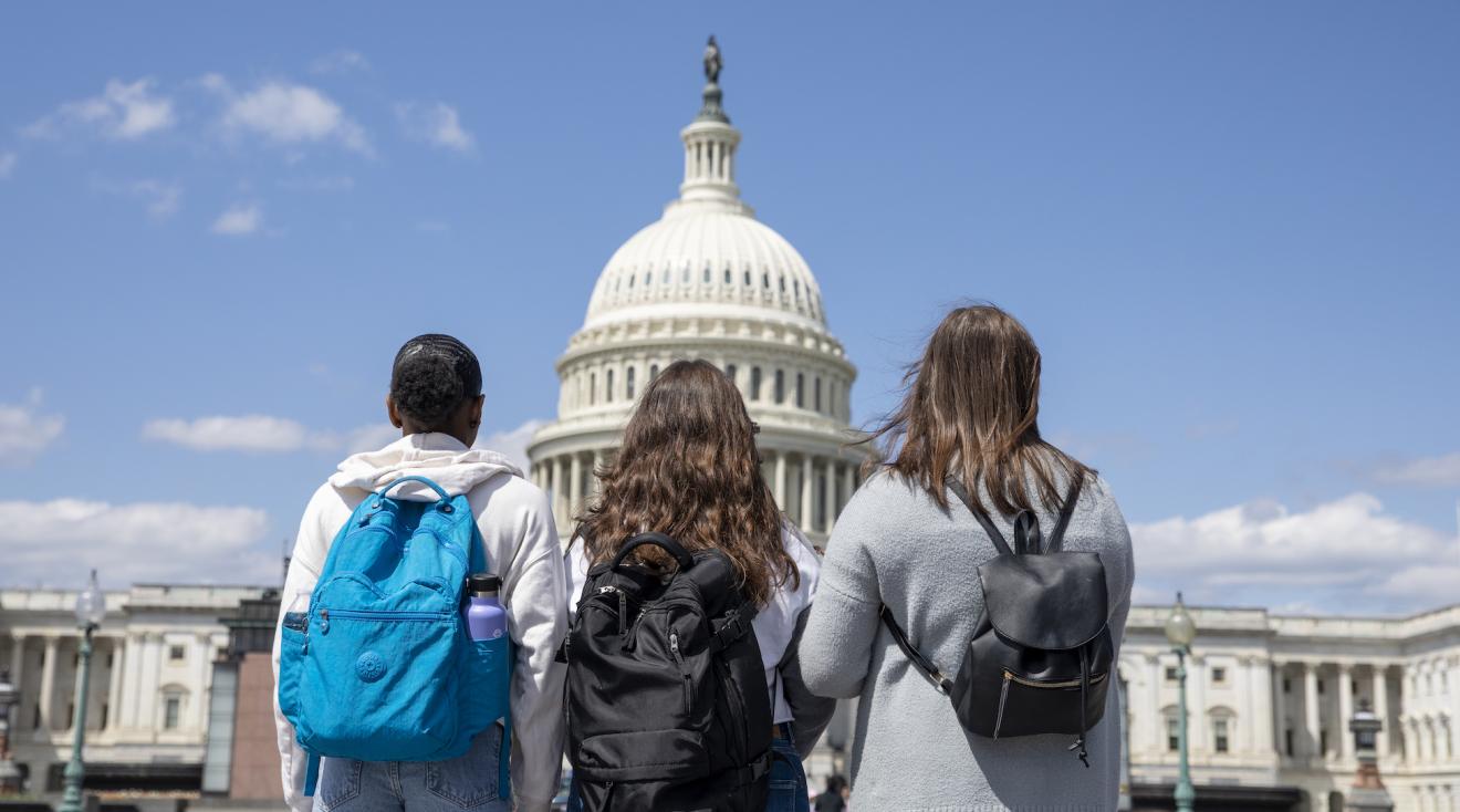 girls looking at the capitol building